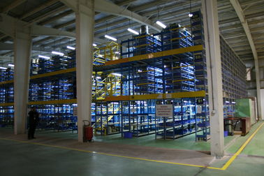 Pisos de entresuelo industriales de varias filas del suelo de acero azules/amarillo con la altura de los 7.5m